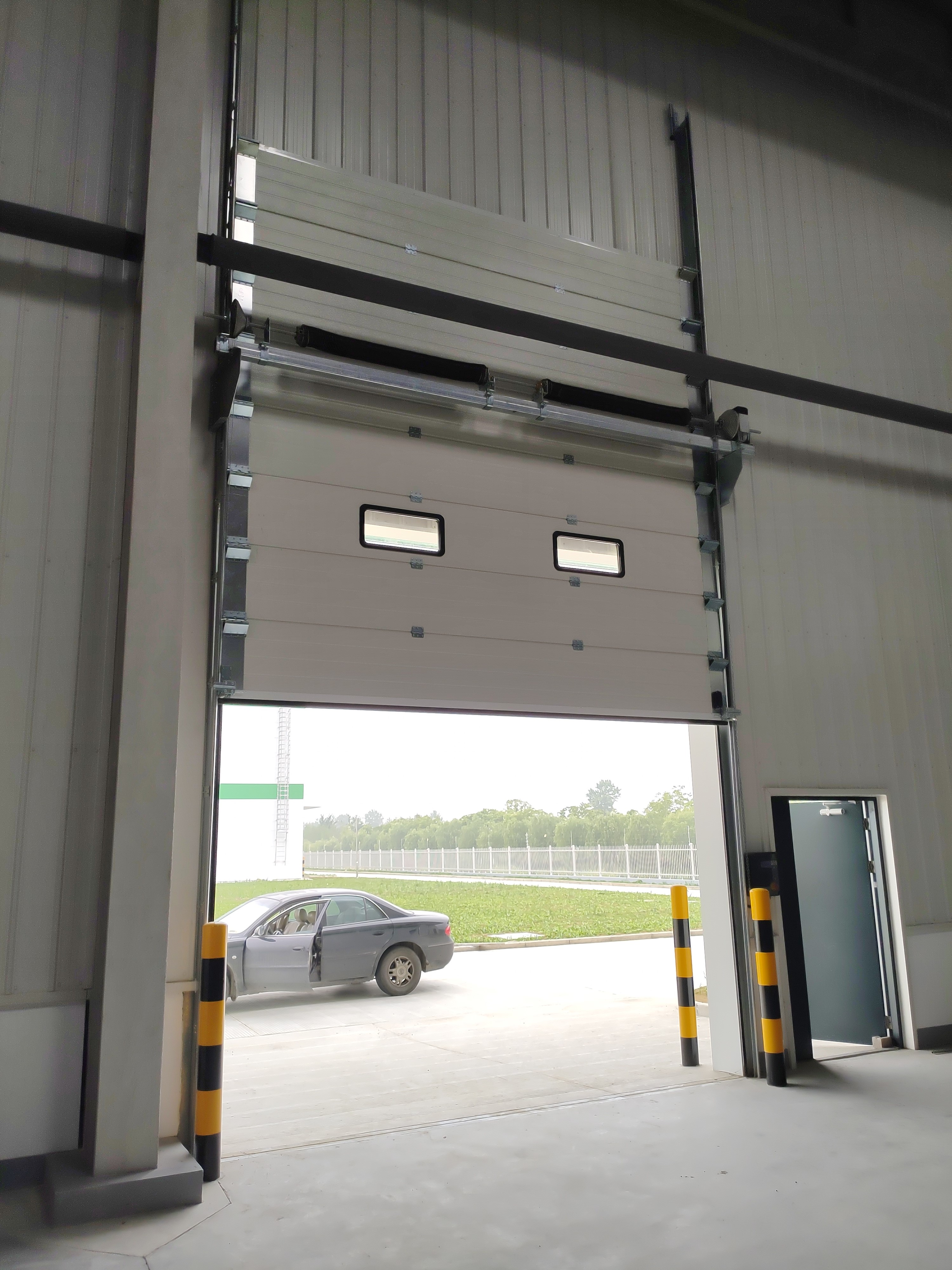 Warehouse Loading Dock Sectional Door product description 3